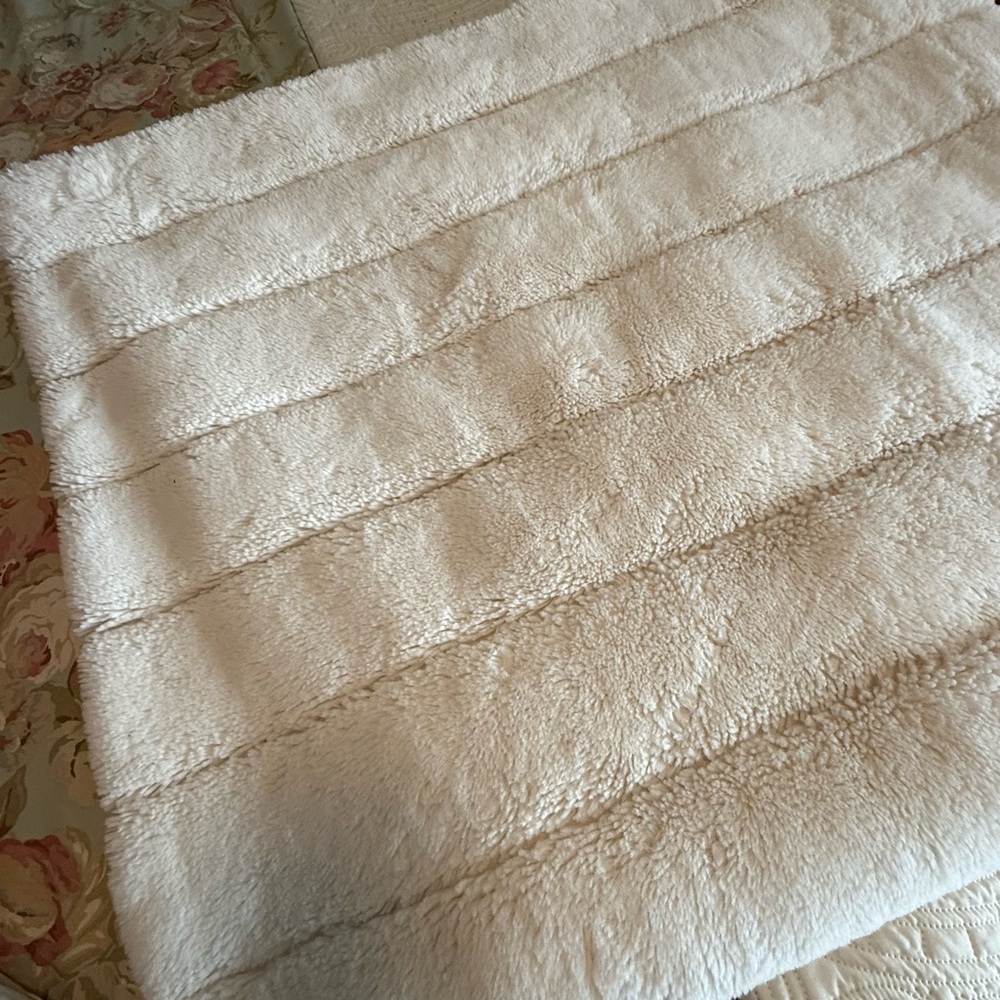 Donna Sawyers Fabulous Furs Throw Blanket 60 x 72